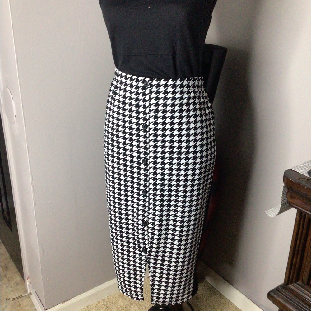 #414Black and white skirt size 2X New without tags